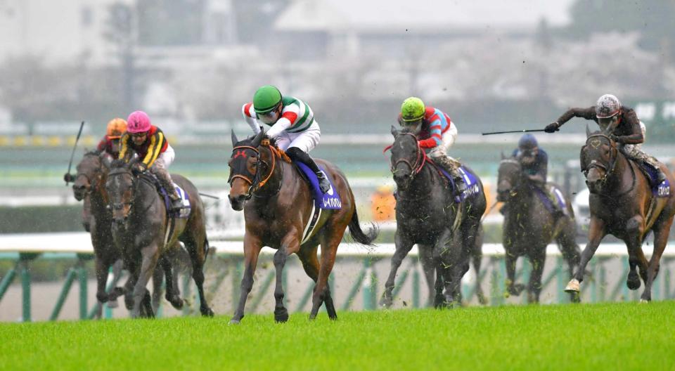 　鮮やかに逃げ切ったレイパパレ（中央左）＝撮影・石湯恒介