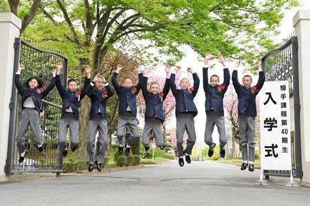　輝かしい未来へ向けてジャンプする４０期生。左が朝倉雪月さん（ＪＲＡ提供）