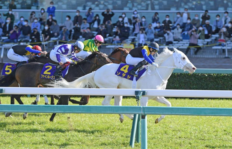 　桜花賞を制したソダシ（右）＝撮影・山口登