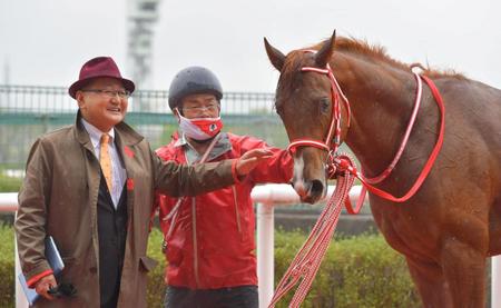 節目の通算７００勝を重賞で達成した矢作師（左）＝阪神競馬場（撮影・石湯恒介）