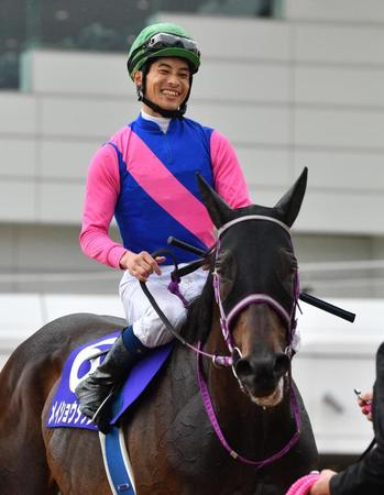 　メイショウダッサイで中山グランドジャンプを制し、笑顔を見せる鞍上の森一馬