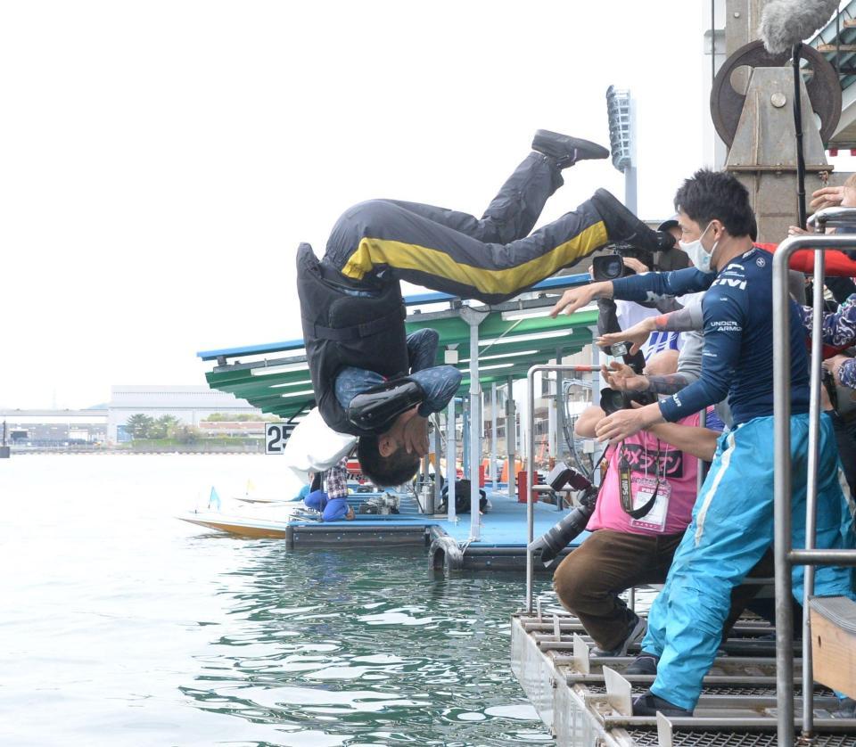 　「水神祭」で投げ込まれる飯島昌弘