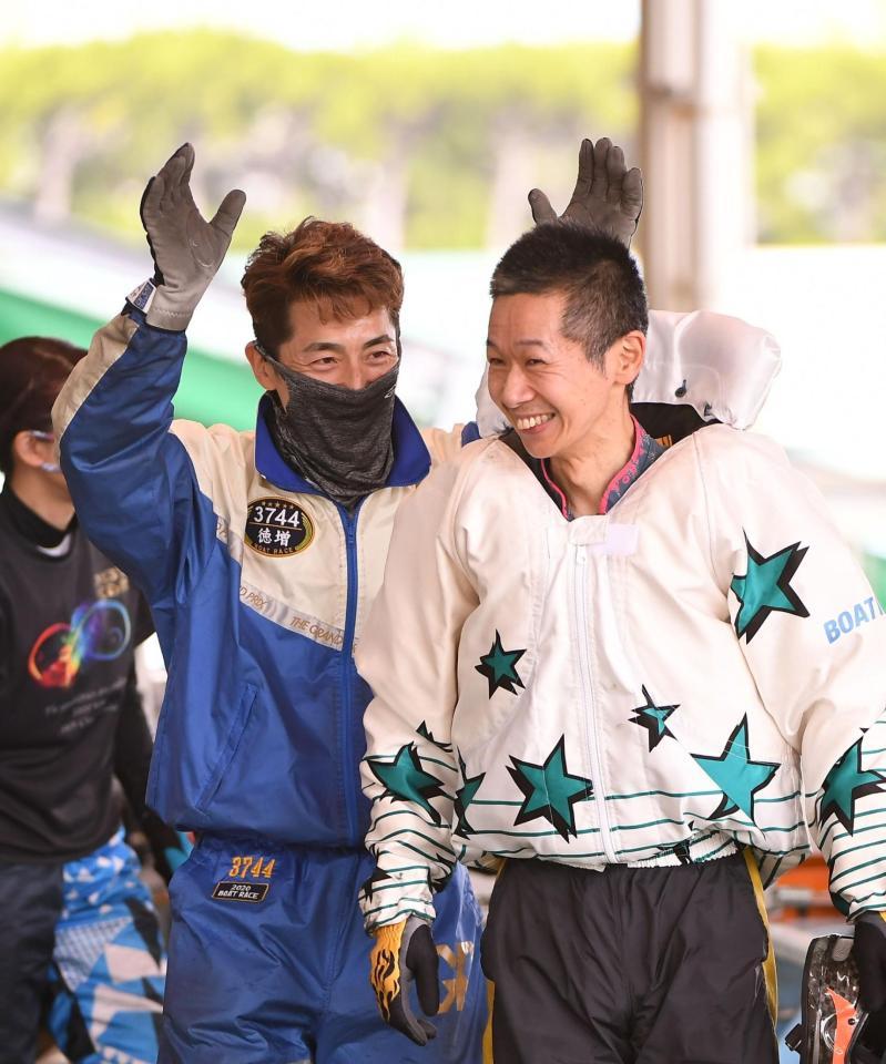 　１５００勝を達成し、飯島昌弘が徳増秀樹に祝福される