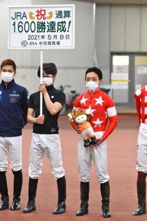 　京都新聞杯を制し、ＪＲＡ通算１６００勝を達成した川田（右）