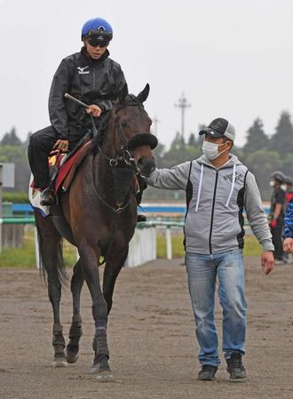 　桜花賞６着からの逆転を狙うククナ（右は栗田師）