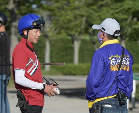 　追い切り後に言葉を交わす横山武（左）と鹿戸師