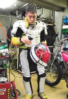 レース後にヘルメットを洗う篠崎実
