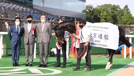 　日本ダービーを制したシャフリヤールと（左から）藤原英昭調教師、吉田俊介氏、吉田勝己氏