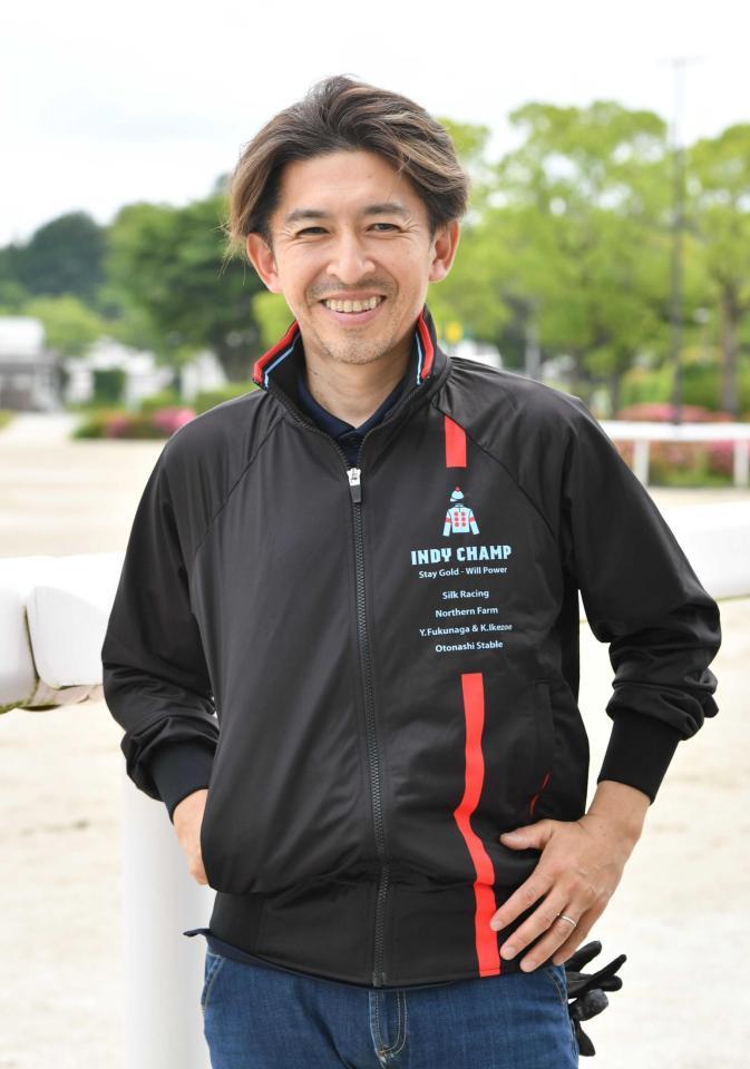 　先週のダービーに続く大仕事に腕ぶす福永（撮影・佐々木彰尚）