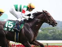 　初重賞制覇したザダルの馬上でガッツポーズする石橋脩