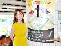 岸和田競輪のスタンドで笑顔の及川奈央