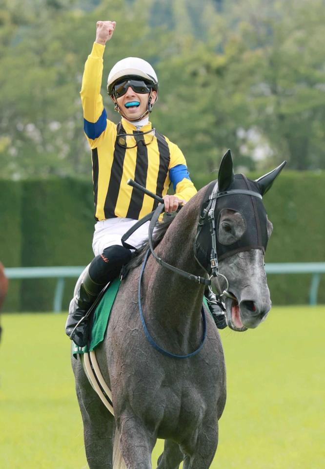 　右手を挙げて喜ぶ藤懸（撮影・石湯恒介）