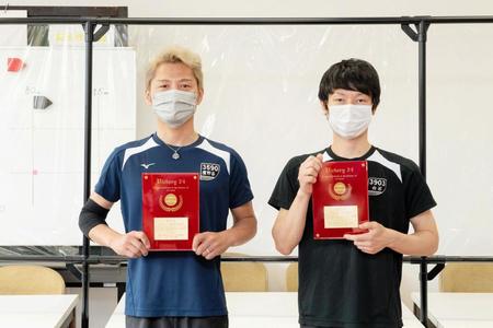 　全２４場制覇達成で表彰された白石健（右）と浜野谷憲吾