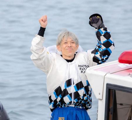 優勝パレードでスタンドのファンの声援に応える前本泰和