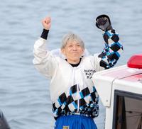 優勝パレードでスタンドのファンの声援に応える前本泰和