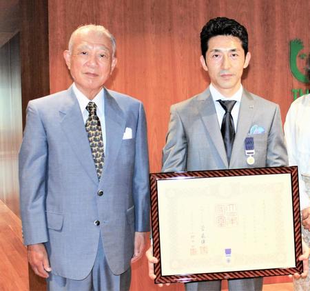 紺綬褒章伝達式に出席した徳増秀樹（右）左は笹川陽平日本財団会長