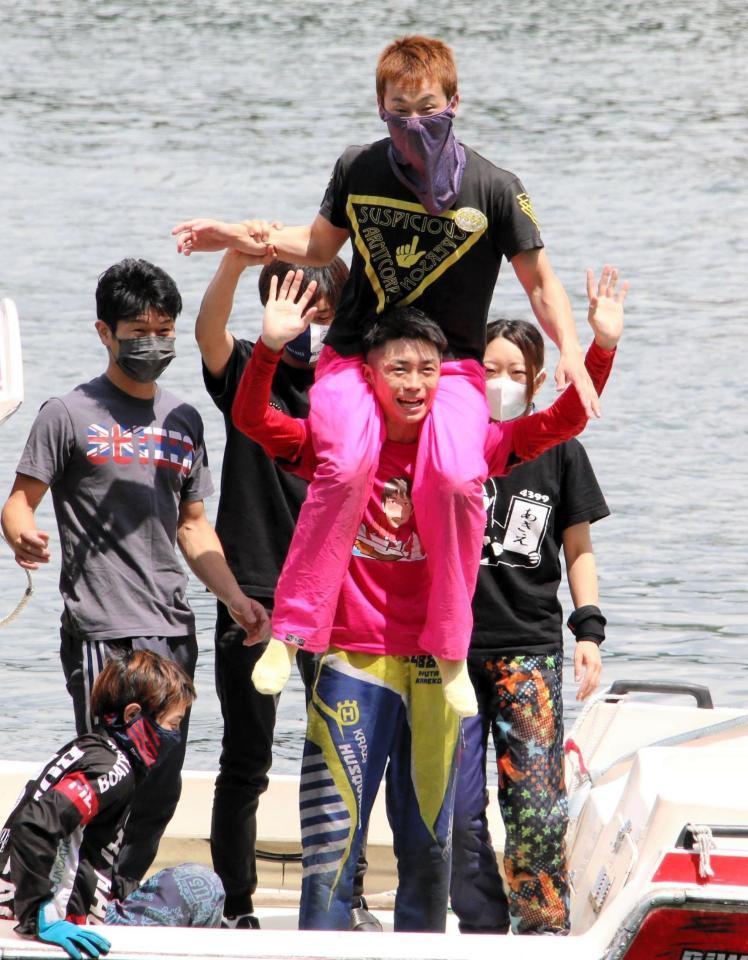 師匠の土屋智則（上）を背負って水神祭を行う金児隆太