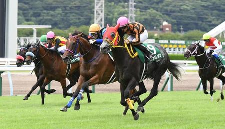 　１着でゴールするモズナガレボシ（９）