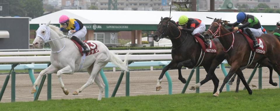 　札幌記念を制したソダシ（左）＝撮影・三好信也