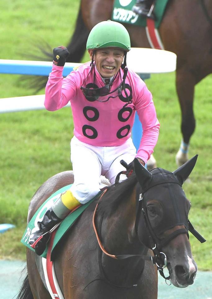 　アサクサゲンキの背中でガッツポーズを繰り出す熊沢