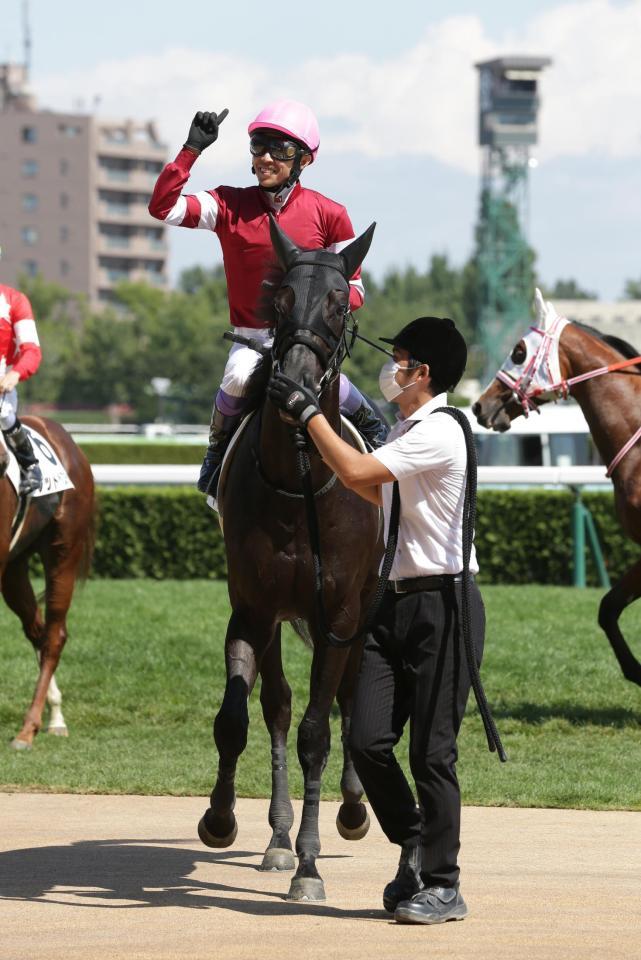 　新馬戦を快勝したドーブネと武豊