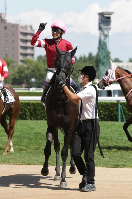 【写真】藤田氏　所有の４・７億円馬ドーブネで初勝利決めた