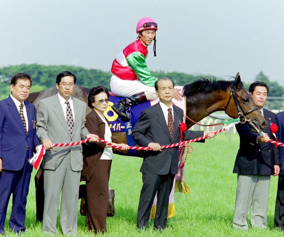 オークスを制したウメノファイバーと蛯名正義騎手＝１９９９年５月３０日