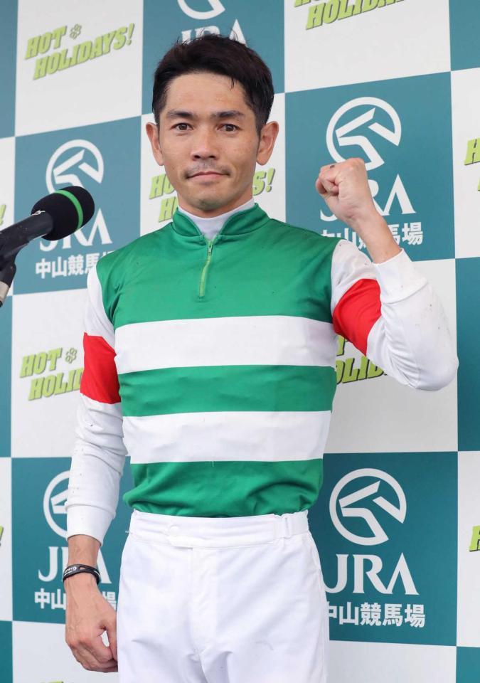 　ガッツポーズする戸崎圭