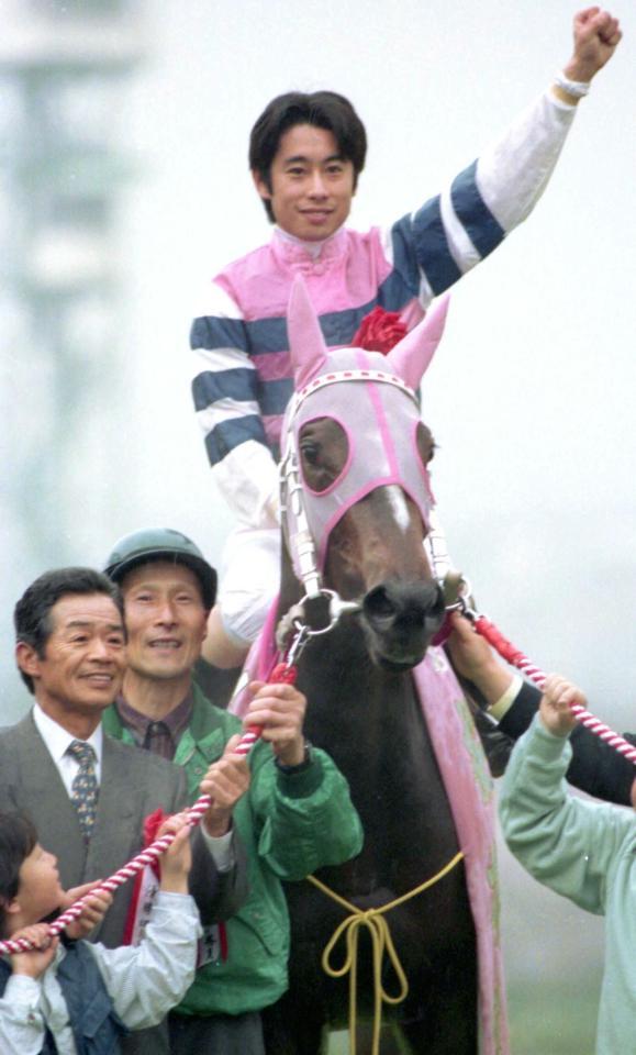 　９７年桜花賞を制したキョウエイマーチと野村師（左）