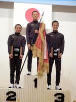 　養成所チャンプ旗を手にする西岡顕心（中央）左は２着の藤原碧生、右は３着の藤田俊祐