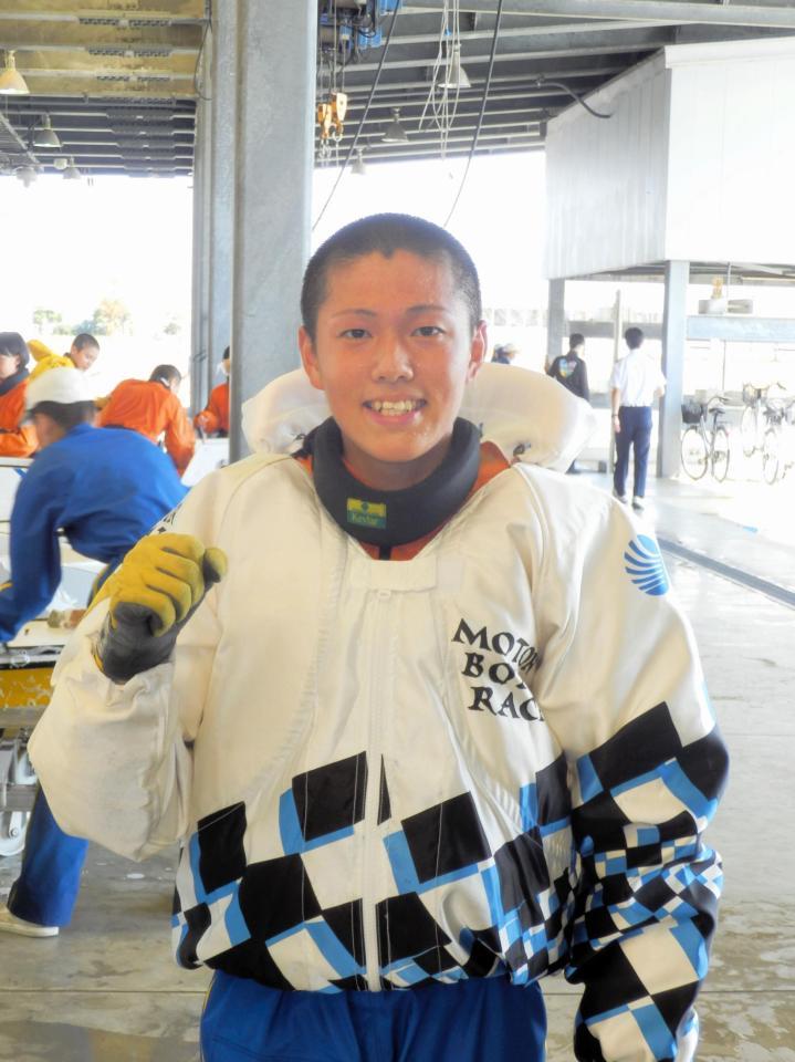 　養成所チャンプとなりガッツポーズをする西岡顕心