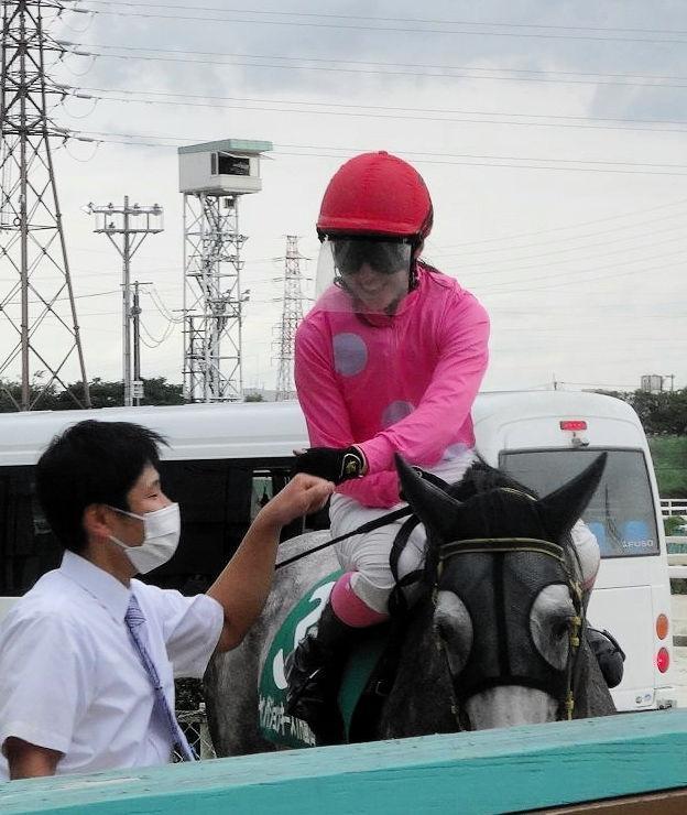 笑顔で引き揚げる永島まなみ