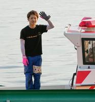 優勝戦を制し手を振る羽野直也