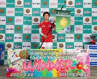 優勝し記念写真に納まる羽野直也