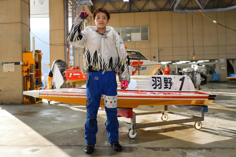 優勝しポーズをとる羽野直也