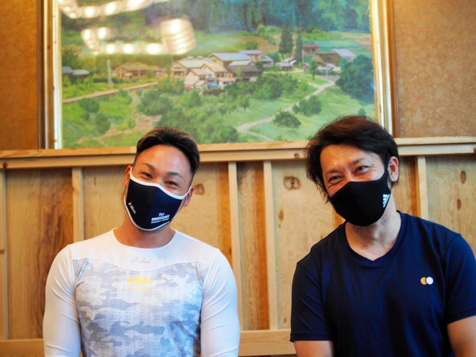 中止順延でリラックスモードの郡司浩平（左）と和田健太郎