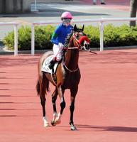 実戦復帰２戦目となった土曜阪神８Ｒは３番人気のカイザーノヴァに騎乗し、７着に敗れた古川奈穂騎手＝阪神競馬場