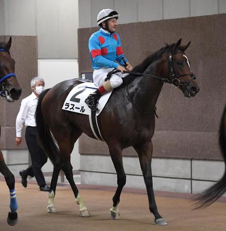 東京４Ｒ、メイクデビュー東京を制したラスールとＣ・ルメール騎手＝東京競馬場（撮影・三好信也）