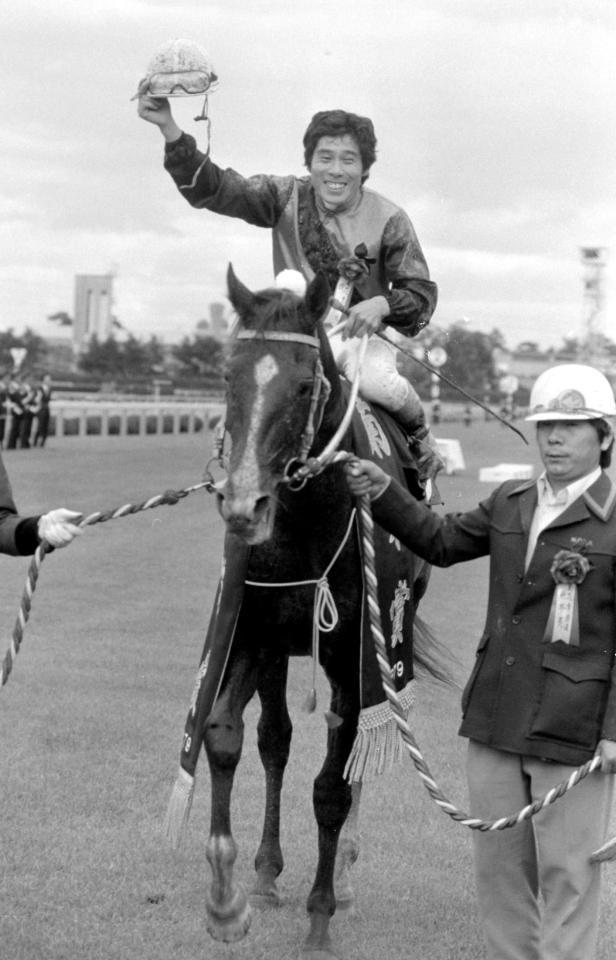 　菊花賞を制したハシハーミットと河内＝１９７９年１１月１１日・阪神競馬場