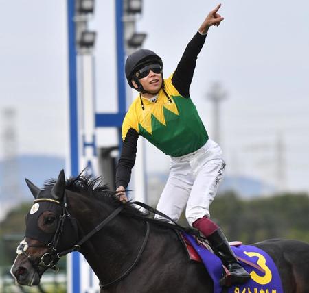 タイトルホルダーで菊花賞を制した横山武史騎手＝阪神競馬場（撮影・佐々木彰尚）