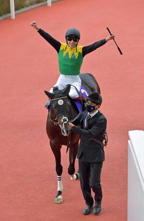 菊の大輪を咲かせたタイトルホルダー＝阪神競馬場（撮影・石湯恒介）