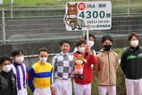 阪神９Ｒ、北摂特別をスーパーウーパーで制しＪＲＡ通算４３００勝を達成した武豊（中央）＝阪神競馬場（撮影・佐々木彰尚）