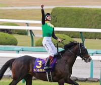 ガッツポーズを見せる横山武史＝阪神競馬場（撮影・石湯恒介）