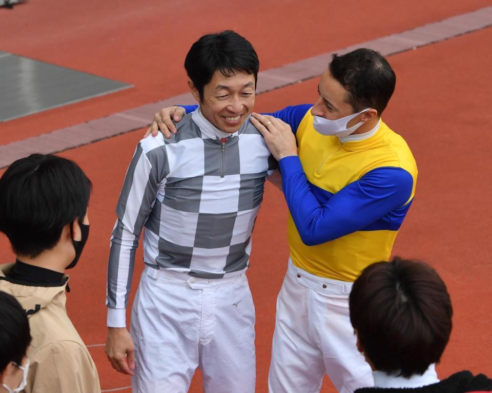 阪神９Ｒ、北摂特別をスーパーウーパーで制しＪＲＡ通算４３００勝を達成した武豊（中央）＝阪神競馬場（撮影・佐々木彰尚）