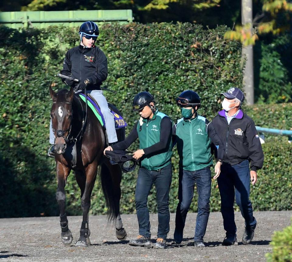　ルメールが騎乗するグランアレグリアと藤沢和師（右端）