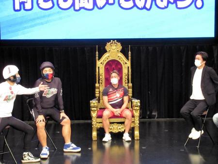 　「競輪万歳！！～特別編～」にゲスト出演した郡司浩平（中央）