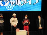 　「競輪万歳！！～特別編～」にゲスト出演した郡司浩平（右から２人目）
