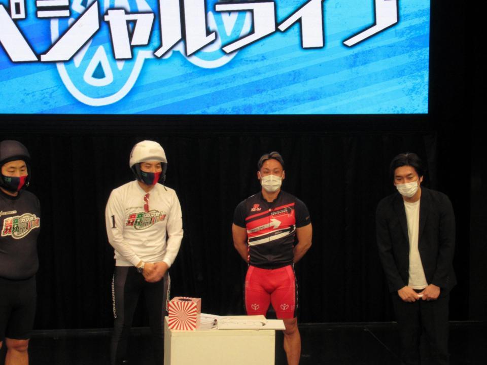 　「競輪万歳！！～特別編～」にゲスト出演した郡司浩平（右から２人目）