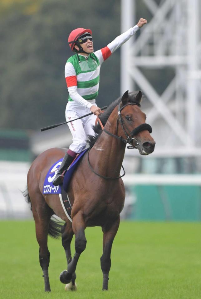 天皇賞】横山武史 史上初親子3代制覇＆2週連続G1V 歓喜ガッツ