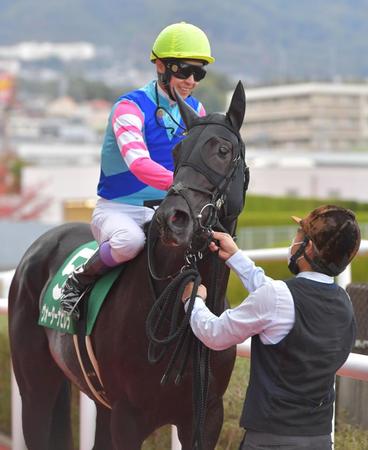 　ファンタジーＳを制した武豊とウォーターナビレラ（撮影・石湯恒介）